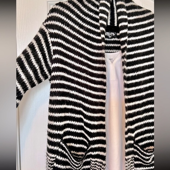 Guess brand Black and White Open Knit Cardigan Sweater with pockets. Size XS - Picture 13 of 15